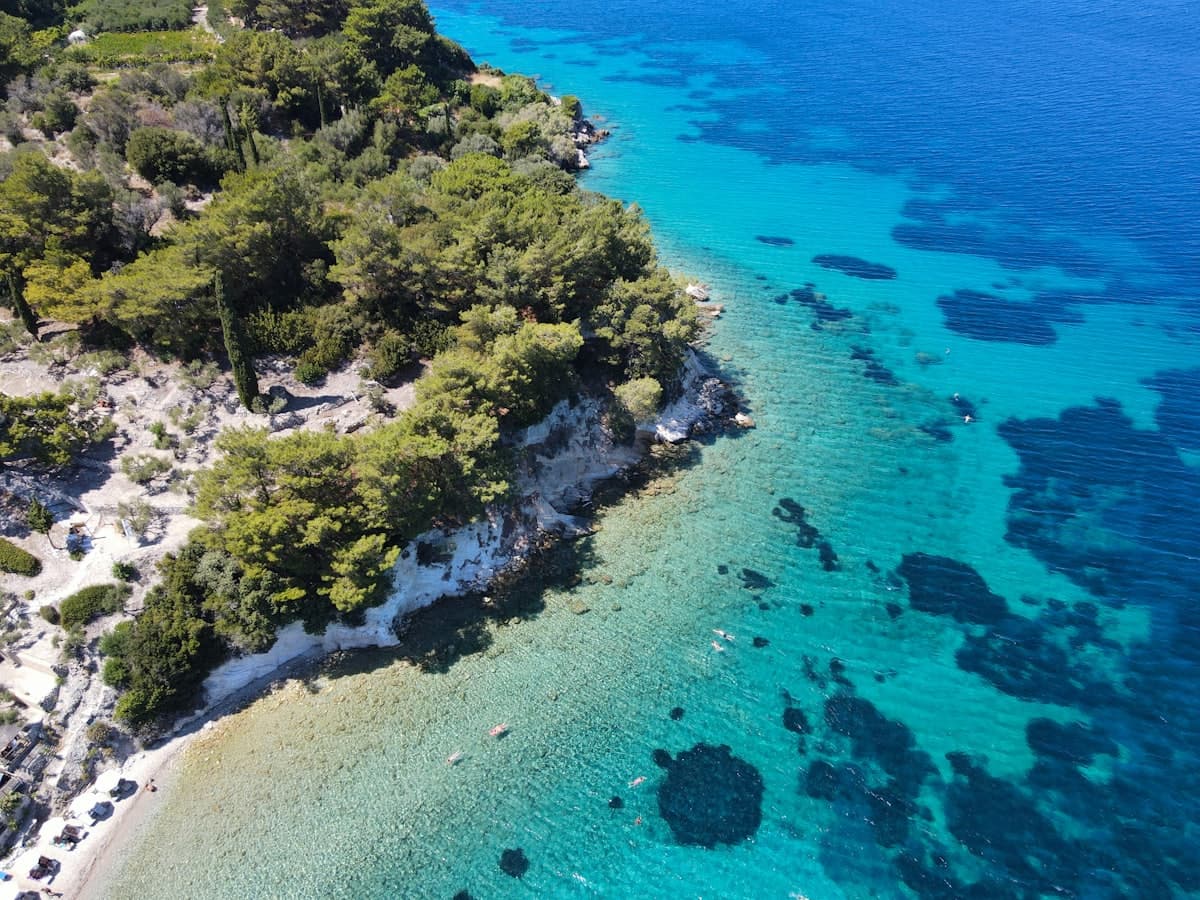 Ήσυχος κολπίσκος με καθαρά νερά του Αιγαίου
