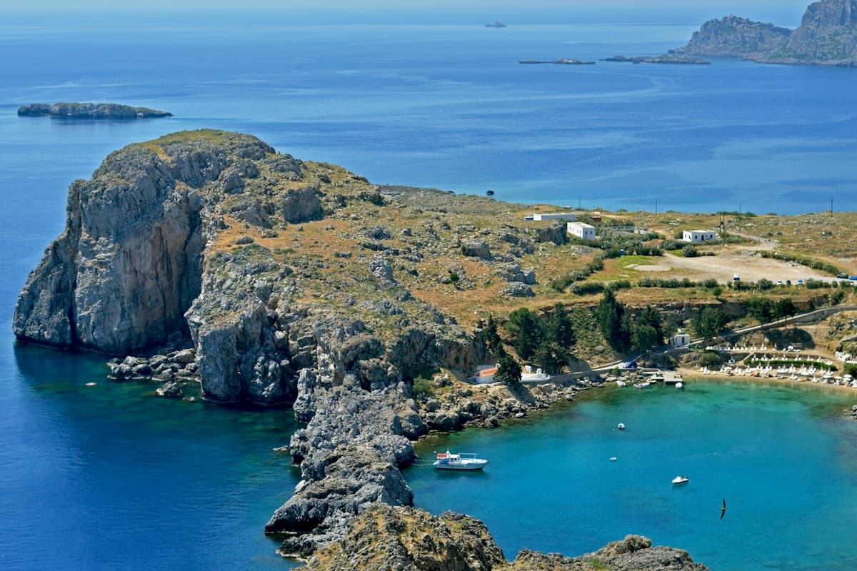 Σκάφη αραγμένα σε λιμάνι ελληνικού νησιού