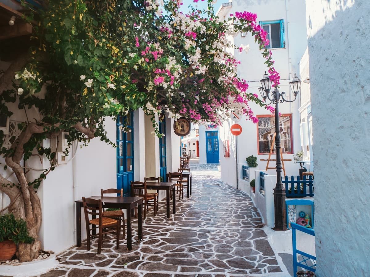 Ασβεστωμένο σοκάκι χωριού στο νησί